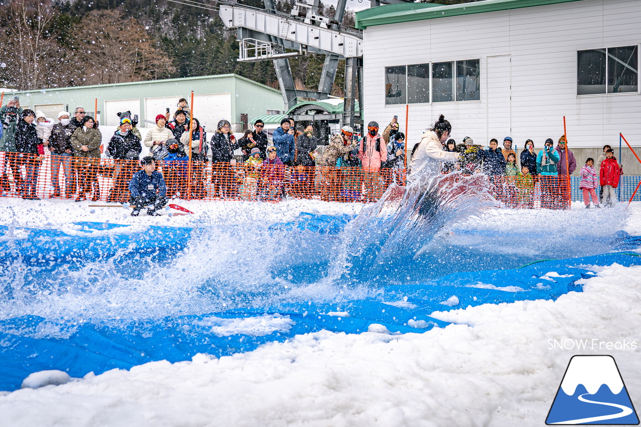 富良野スキー場｜季節は、まだ冬？それとも…？小雪が舞い、たくさんの雪が残る富良野スキー場で、春の恒例イベント『春スキー池渡り大会』開催(^^)/